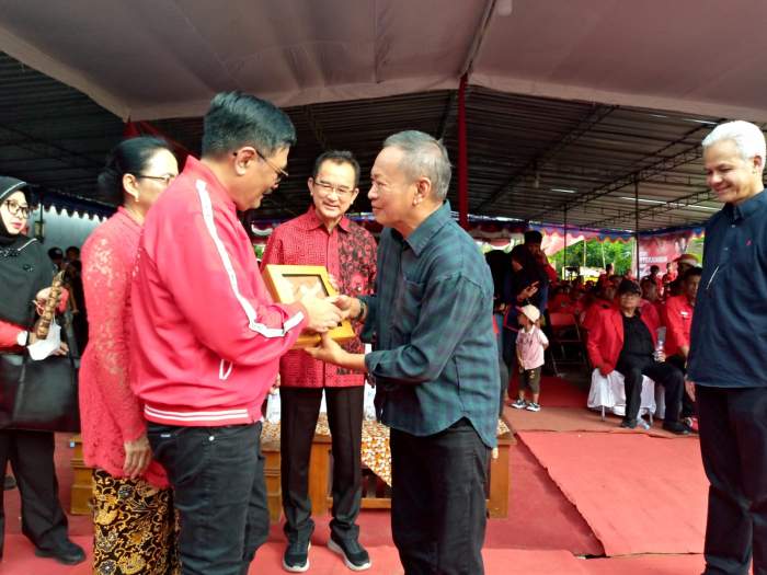 Foto Wawan-Peristiwaterkini; Stevie S. Wibowo menantu H.Soetardjo Soerjoguritno menyerahkan cinderamata untuk Ketum PDIP Megawati yang diterima oleh Djarot Saiful Hidayat