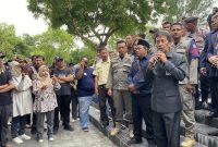 Foto : Pj Wali Kota Yogya, Sugeng Purwanto, saat menemui ratusan pedagang Teras Malioboro 2 yang menggerudug Gedung DPRD Kota Yogya, Selasa (14/1/25) sore.
