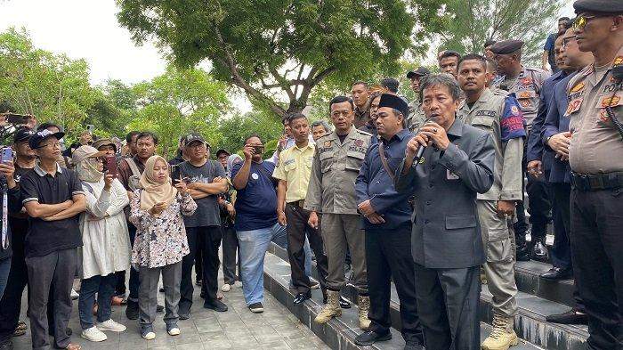 Foto : Pj Wali Kota Yogya, Sugeng Purwanto, saat menemui ratusan pedagang Teras Malioboro 2 yang menggerudug Gedung DPRD Kota Yogya, Selasa (14/1/25) sore.
