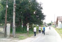 Foto : Tenaga Ahli DPR RI bersama PLN dan masyarakat meninjau tiang listrik bantuan dari anggota DPR RI Dewi Yustisina