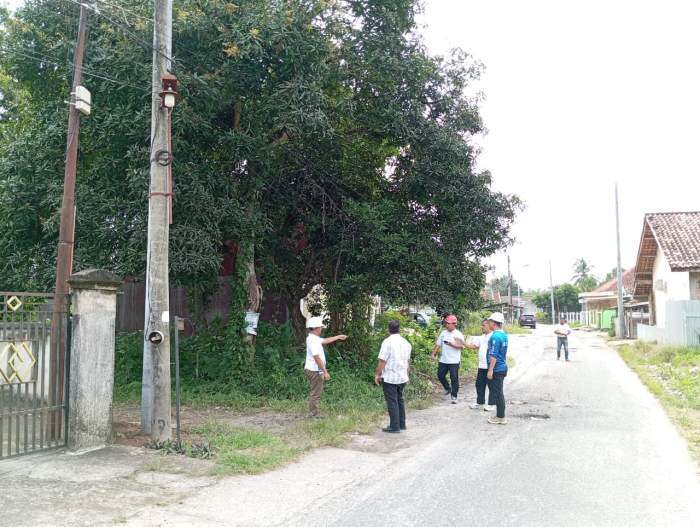 Foto : Tenaga Ahli DPR RI bersama PLN dan masyarakat meninjau tiang listrik bantuan dari anggota DPR RI Dewi Yustisina