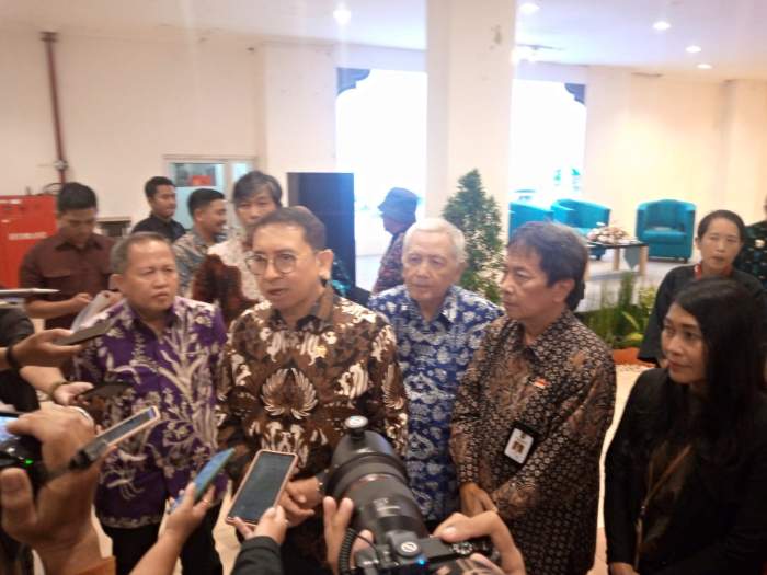 Foto Wawan-Peristiwaterkini; Menteri Kebudayaan Fadli Zon saat diwawancarai awak media, Jum'at (17/1/25)