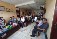 Foto : Suasana pertemuan warga dengan pihak PT Mitra Ogan dikantor Polsek Peninjauan 