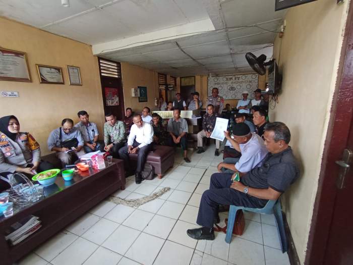 Foto : Suasana pertemuan warga dengan pihak PT Mitra Ogan dikantor Polsek Peninjauan 