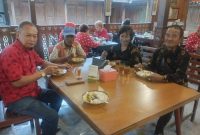 Foto Wawan-Peristiwaterkini; Ketua Sahabat Soerjoguritnan Stevie S. Wibowo bersama perwakilan komunitas pemungut sampah dan tukang becak