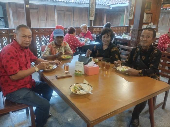 Foto Wawan-Peristiwaterkini; Ketua Sahabat Soerjoguritnan Stevie S. Wibowo bersama perwakilan komunitas pemungut sampah dan tukang becak