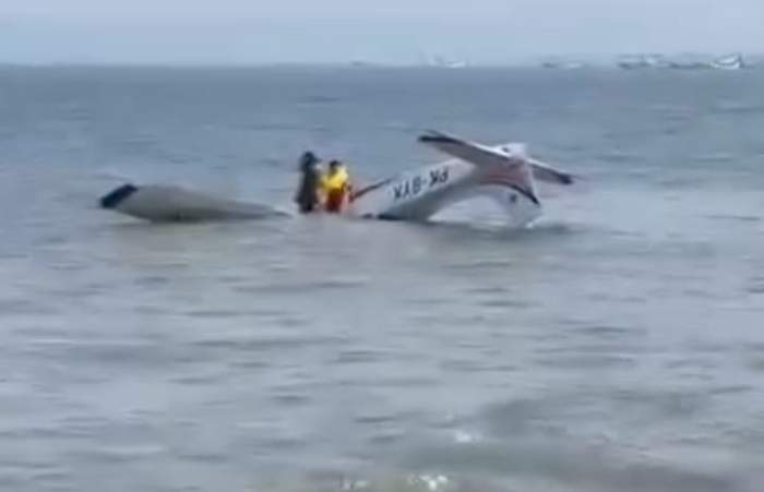 foto : pesawat jatuh ke laut