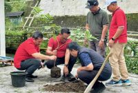 Foto : Ketua DPC PDI Perjuangan Kota Yogyakarta Eko Suwanto bersama Wakil Wali kota Yogyakarta terpilih Wawan Harmawan ketika menanam bibit buah yang menjadi kegiatan rutin dalam upaya pelestarian lingkungan bertajuk Jogja Nandur.