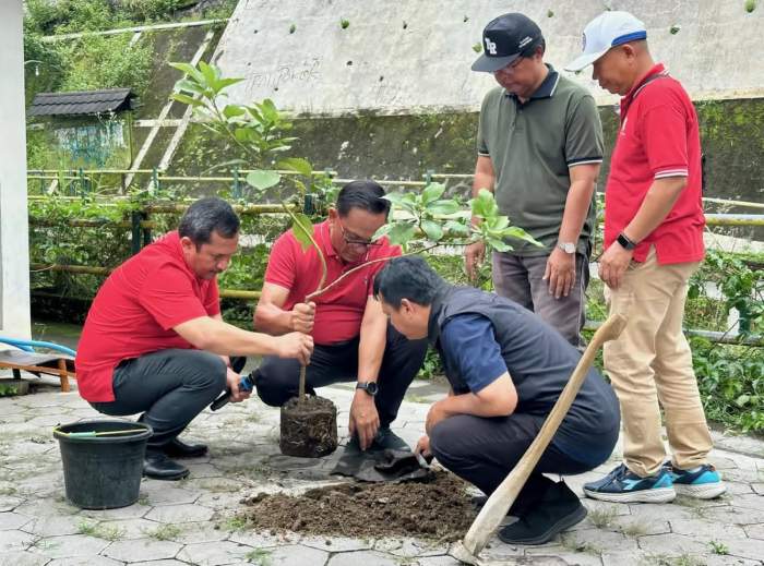 Foto : Ketua DPC PDI Perjuangan Kota Yogyakarta Eko Suwanto bersama Wakil Wali kota Yogyakarta terpilih Wawan Harmawan ketika menanam bibit buah yang menjadi kegiatan rutin dalam upaya pelestarian lingkungan bertajuk Jogja Nandur.
