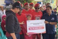 Foto : Wali Kota Yogyakarta terpilih, Hasto Wardoyo, menyerahkan bantuan rehabilitasi rumah tidak layak huni untuk Sulasmi, Minggu (9/2/2025).