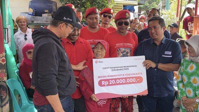 Foto : Wali Kota Yogyakarta terpilih, Hasto Wardoyo, menyerahkan bantuan rehabilitasi rumah tidak layak huni untuk Sulasmi, Minggu (9/2/2025).