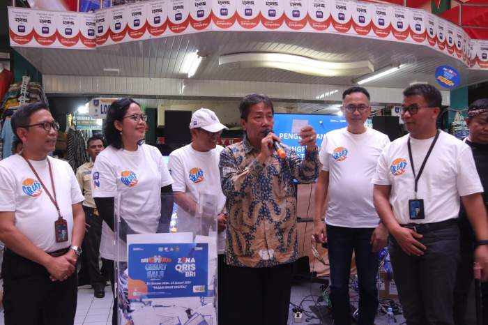 Foto Wawan-Peristiwaterkini; Penjabat Wali Kota Yogyakarta Sugeng Purwanto bersama Kepala Dinas Perdagangan Veronica Ambar Ismuwardani dan Regional CEO BRI RO Yogyakarta John Sarjono secara resmi menutup acara Beringharjo Great Sale (BGS) 2024