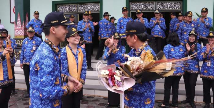 Foto : Penjabat Wali Kota Yogyakarta, Sugeng Purwanto saat menerima bunga dari jajaran Pemkot Yogyakarta.