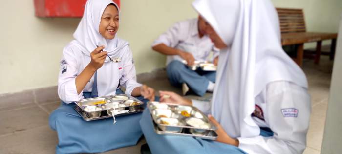 Foto Wawan-Peristiwaterkini ; Siswa SMKN 4 Yogyakarta sedang menikmati menu Makan Bergizi Gratis
