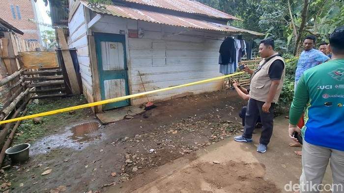 foto : Rumah TKP dipasangi garis polisi