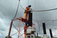 foto: petugas pln melakukan pemeliharaan