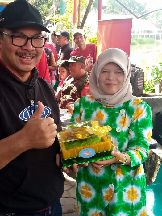 Foto Wawan-Peristiwaterkini -  Walikota Yogyakarta terpilih Hasto Wardoyo saat mencicipi makanan khas Kelurahan Wirogunan
