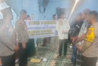 foto: Kepala Desa Batumarta Dua memberikan santunan kepada kaum duafa bersama kapolsek Lubuk Raja