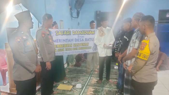 foto: Kepala Desa Batumarta Dua memberikan santunan kepada kaum duafa bersama kapolsek Lubuk Raja