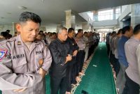 Polda DIY menggelar Shalat Ghaib di Masjid Babussalam sebagai bentuk penghormatan dan duka cita mendalam atas gugurnya tiga anggota Polri terbaik dalam pelaksanaan tugas di Kabupaten Way Kanan, Lampung, pada Selasa (18/3).
