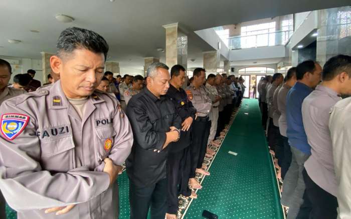 Polda DIY menggelar Shalat Ghaib di Masjid Babussalam sebagai bentuk penghormatan dan duka cita mendalam atas gugurnya tiga anggota Polri terbaik dalam pelaksanaan tugas di Kabupaten Way Kanan, Lampung, pada Selasa (18/3).