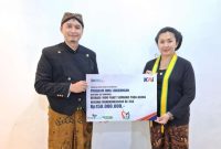 Foto : Penyerahan sembako dilakukan secara simbolis oleh Vice President CSR KAI, Sandra Pridaswara, bersamaan dengan pembagian nasi berkat yang dipimpin langsung oleh Kanjeng Gusti Pangeran Adipati Arya (KGPAA) Mangkunegara X atau Gusti Bhre Sudjiwo