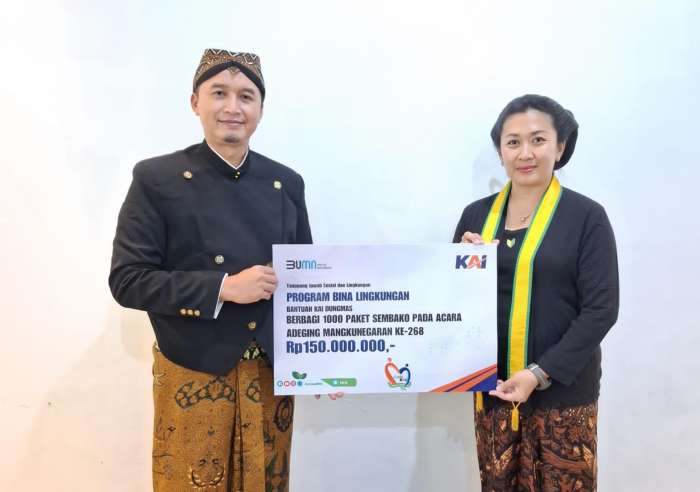 Foto : Penyerahan sembako dilakukan secara simbolis oleh Vice President CSR KAI, Sandra Pridaswara, bersamaan dengan pembagian nasi berkat yang dipimpin langsung oleh Kanjeng Gusti Pangeran Adipati Arya (KGPAA) Mangkunegara X atau Gusti Bhre Sudjiwo