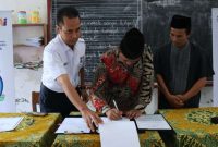 Foto : Melalui program Tanggung Jawab Sosial dan Lingkungan (TJSL), KAI Daop 6 Yogyakarta memberikan bantuan untuk pembangunan ruang kelas baru di MI Darussalam Campursalam, Parakan, Temanggung, Jawa Tengah.
