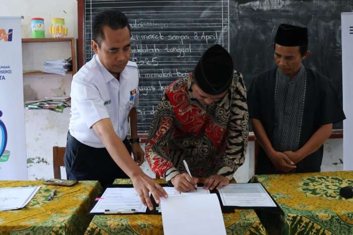 Foto : Melalui program Tanggung Jawab Sosial dan Lingkungan (TJSL), KAI Daop 6 Yogyakarta memberikan bantuan untuk pembangunan ruang kelas baru di MI Darussalam Campursalam, Parakan, Temanggung, Jawa Tengah.