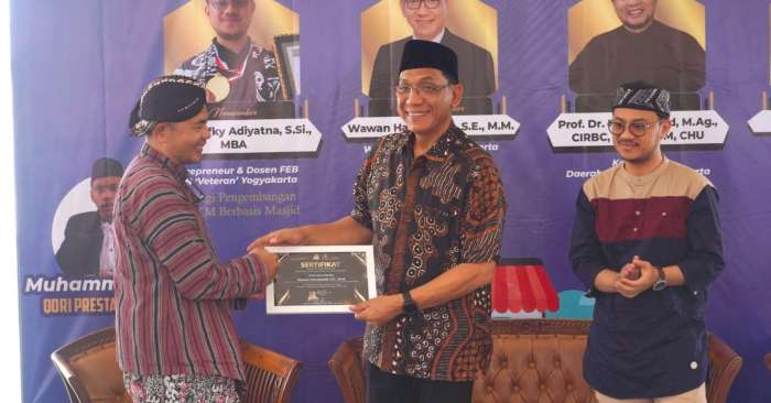Foto :Ketua Takmir Masjid Blangkon Al-Fath Prof Muhammad menyerahkan sertifikat apresiasi kepada Wakil Wali Kota Yogyakarta Wawan Harmawan yang menjadi pembicara kunci.