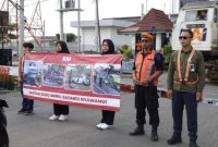 Foto; KAI sosialisasi Ke masyarakat di depan pintu perlintasan kereta api