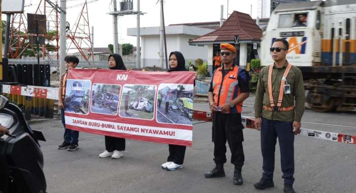 Foto; KAI sosialisasi Ke masyarakat di depan pintu perlintasan kereta api