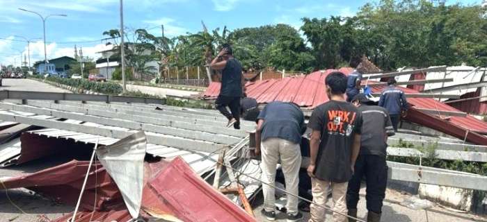 foto: Angin Puting Beliung Merobohkan sejumlah fasilitas di Batam