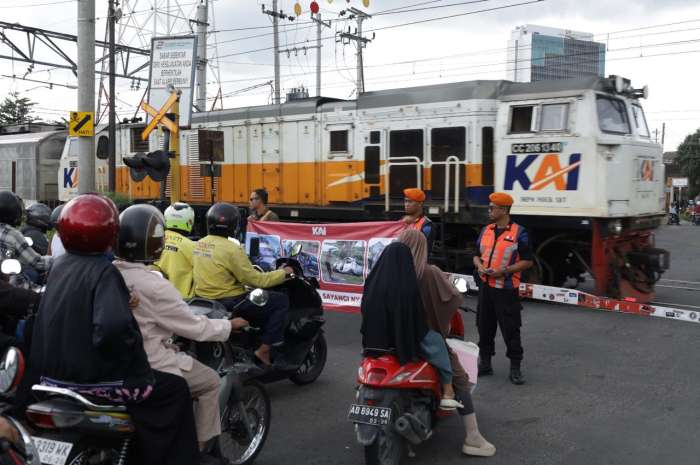 foto : Pegawai KAI Daop 6 Yogyakarta sedang mensosialisasikan keamanan berlalu lintas di perlintasan KAI