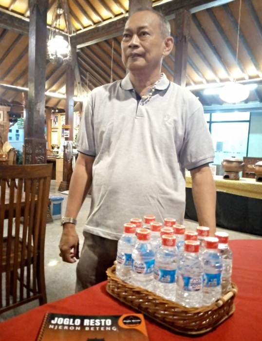 Foto Wawan-Peristiwaterkini ; Stevie S. Wibowo pemilik Joglo Resto saat launching penggunaan air mineral AIRJOGJA