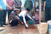 foto : peletakan batu pertama pembangunan rumah layak huni oleh Bupati OKU Teddy Meilwansyah 