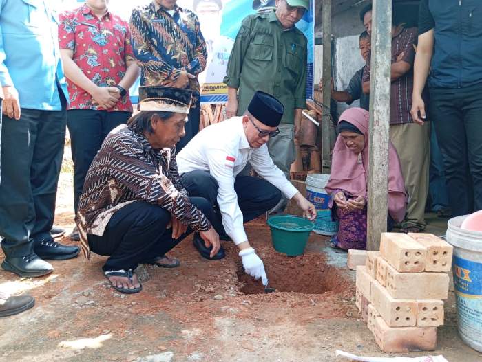 foto : peletakan batu pertama pembangunan rumah layak huni oleh Bupati OKU Teddy Meilwansyah 