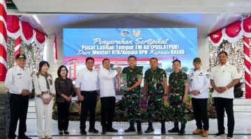 foto : Penyerahan Sertifikat Tanah Puslatpur Dari Kemenrian ATR/BPN yang di dampingi oleh Gubernur sumsel dan Bupati OKU, OKU TIMUR dan OKU SELATAN