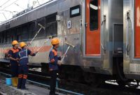 foto: petugas membersihkan gerbong KAI