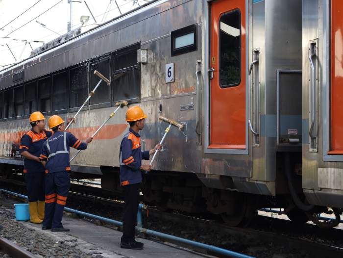 foto: petugas membersihkan gerbong KAI