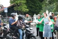 foto: Komandan Kodim 0734/Kota Yogyakarta, Letkol Inf Arif Setiyono, S.I.P., M.H.I., bersama Ketua Persit Kartika Chandra Kirana Cabang XXXIV Dim 0734, Ibu Dwi Arif Setiyono, membagikan takjil kepada pengguna jalan