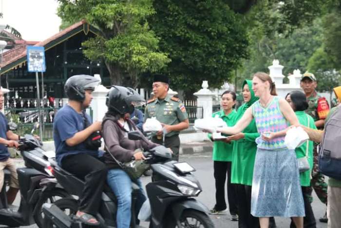 foto: Komandan Kodim 0734/Kota Yogyakarta, Letkol Inf Arif Setiyono, S.I.P., M.H.I., bersama Ketua Persit Kartika Chandra Kirana Cabang XXXIV Dim 0734, Ibu Dwi Arif Setiyono, membagikan takjil kepada pengguna jalan