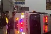 Foto: ambulans terguling setelah bertabrakan dengan mobil Suzuki Karimun