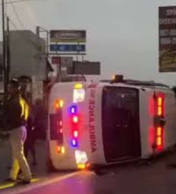 Foto: ambulans terguling setelah bertabrakan dengan mobil Suzuki Karimun