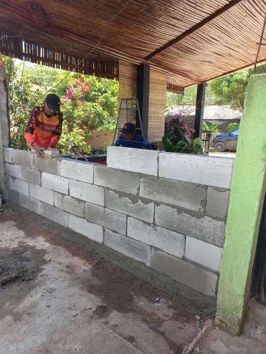 foto : salah satu pekerja konstruksi bangunan menggunakan di kabupaten OKU menggunakan Bata ringan Baturaden