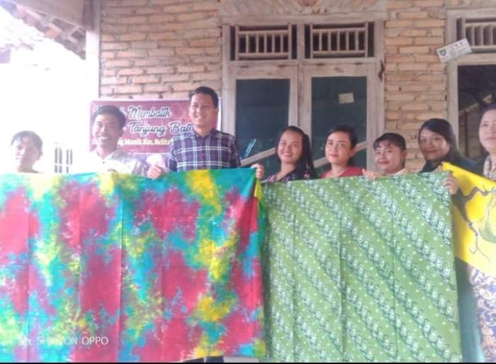 foto : menunjukkan hasil batik Desa Karang Manik, Kecamatan Belitang ll, OKU Timur
