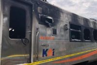 foto : Situasi gerbong yang terbakar di stasiun tugu