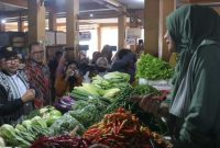 foto : Wali Kota Yogyakarta, Hasto Wardoyo, bersama Sekda DIY, Beny Suharsono melakukan pemantauan langsung terhadap ketersediaan bahan pangan