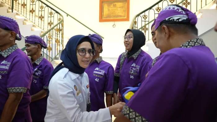 foto : KAI Daop 6 Yogyakarta menunjukkan kepedulian dan rasa syukur dengan membagikan 250 paket sembako kepada para porter di delapan stasiun utama