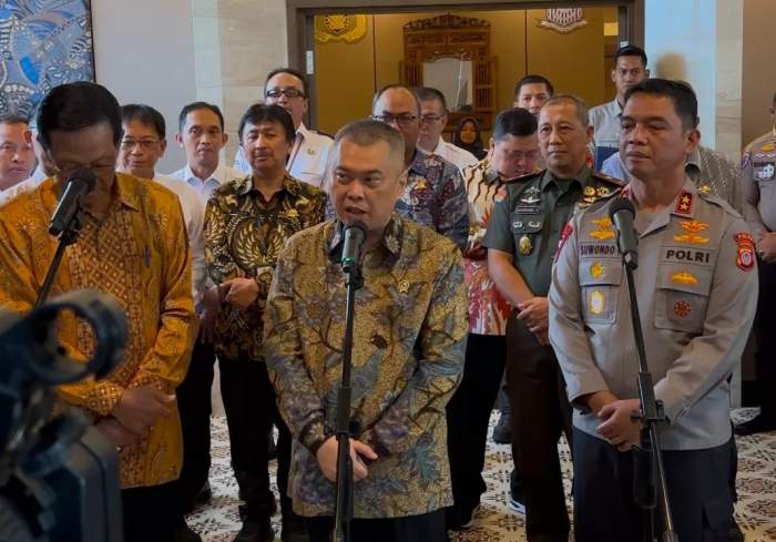 foto : Menteri Perhubungan (Menhub) Dudy Purwagandhi saat di wawancarai oleh awak media